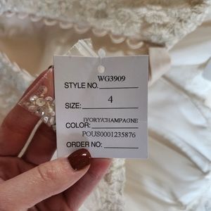 Wedding Dress- Size 4 Ivory Mermaid style. David's Bridal; never worn/ NEW